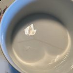 Tasse à café vintage en porcelaine tchécoslovaque, vers les années 1960, décor de roses, filet argenté. brocante en ligne seconde âme