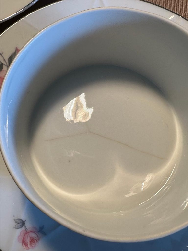 Tasse à café vintage en porcelaine tchécoslovaque, vers les années 1960, décor de roses, filet argenté. brocante en ligne seconde âme