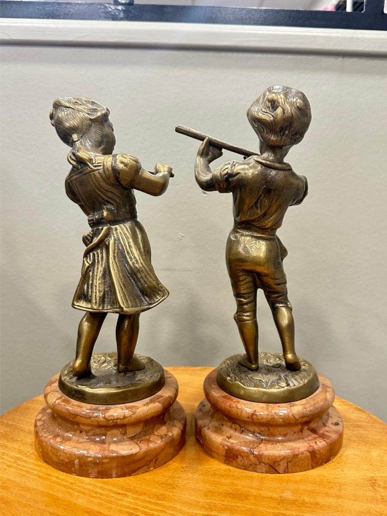 Paire de statuettes musiciens en bronze et marbre rouge brocante en ligne seconde âme